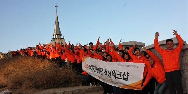 한양도성 성곽길 관광명소화를 위해 순성길 탐방에 나선 서울관광재단 이재성 대표(맨 오른쪽)와 재단 임직원들이 탐방 후 기념촬영을 하고 있다. 서울관광재단 제공