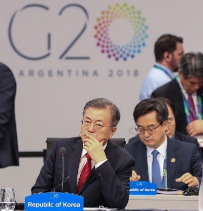  문재인 대통령이 30일 오후(현지시간) 아르헨티나 부에노스아이레스 코스타 살게로 센터에서 열린 2018 G20 정상회의 세션1 회의에 참석해 생각에 잠겨 있다. 연합뉴스