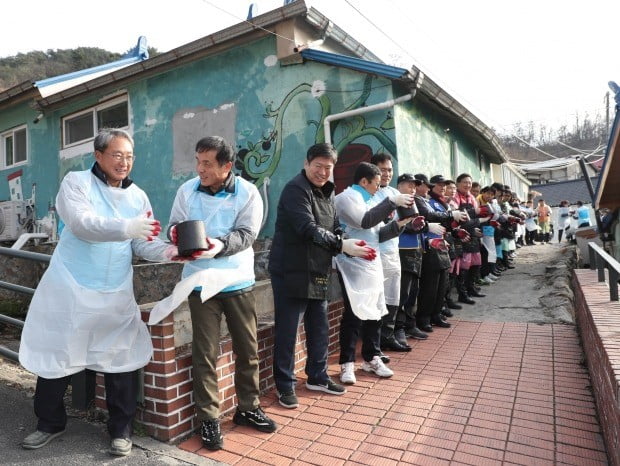 위성백 예보 사장(왼쪽에서 두 번째), 한형구 예보 노조위원장(왼쪽에서 첫 번째), 오진영 서울지방보훈청장(왼쪽에서 세 번째) 등 봉사활동 참여자들이 6일 서울 서대문구 국가유공자 가정에 연탄을 나르고 있다. 예금보험공사 제공