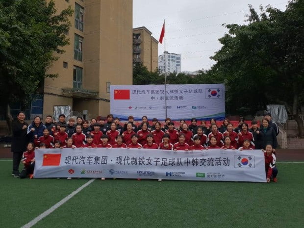 현대제철 레드엔젤스 축구단의 국가대표 골키퍼 김정미 선수(맨 왼쪽)가 따핑중학교 선수들을 지도하고 있다.  /현대제철 제공