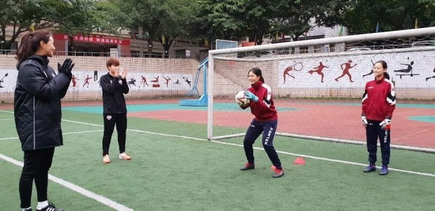 현대제철 레드엔젤스 축구단이 중국 따핑중학교 선수들의 기술지도를 마친 후 함께 기념촬영을 하고 있다.  /현대제철 제공