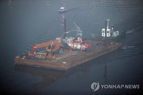 한강 추락 산림청 헬기 인양완료…해체 후 원인조사 착수