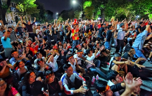 "우승 고지가 보인다"…'박항서 매직'에 베트남 축구팬들 열광