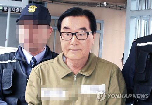 '형님 도피 조력' 최규성, 피의자 신분 검찰 조사
