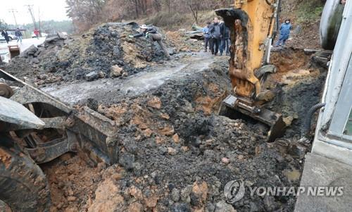 익산 장점마을 비료공장서 폐기물 불법매립 확인…"수백t 추정"