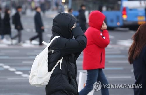 '칼바람에 수은주 뚝'…출근길 경기북부 시민들 발걸음 총총