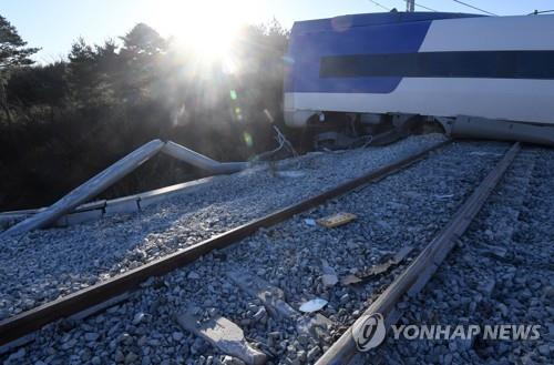 강릉선 KTX 탈선 원인 두고 추측 무성…국토부·코레일은 신중