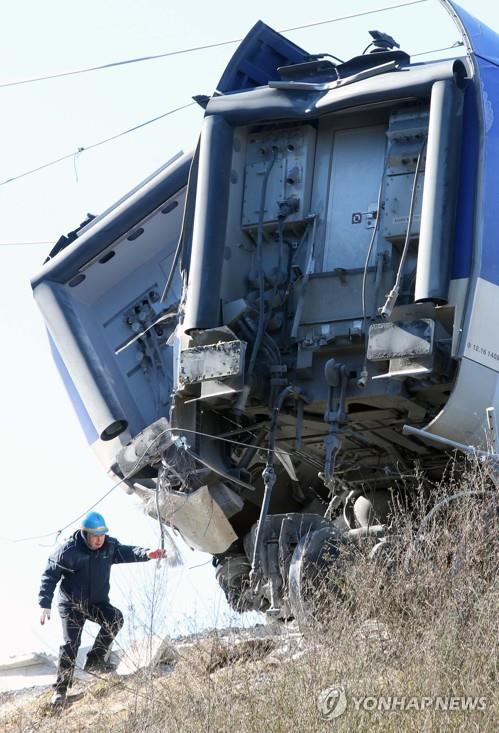 KTX 탈선 원인은?…코레일 "기온 급강하 따른 선로 이상 추정"