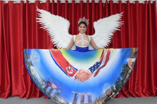 미스 유니버스 싱가포르 대표의 '북미 정상회담' 드레스 논란
