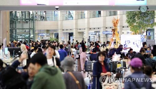 권익위 "출입국·국적 민원 수수료 카드납부 가능해야"