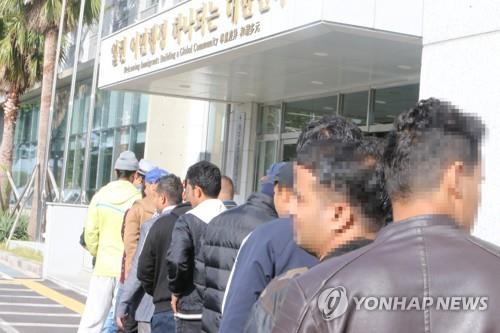 인권위원장, 난민심사 정면비판…"부정여론 무마 위한 일률결정"