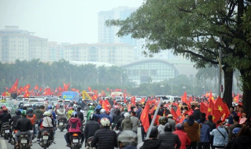 '결전의 날' 베트남 전역이 응원장…박항서 사진·태극기 물결