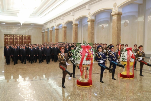 김정은, 김정일 7주기 맞아 금수산궁전 참배…2주만에 공개활동