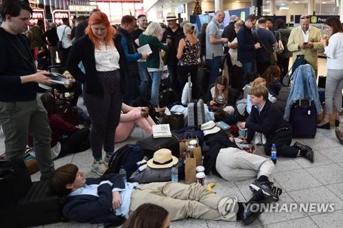 현실화한 드론 위협…성탄절 앞 완전 마비된 英 2대 공항