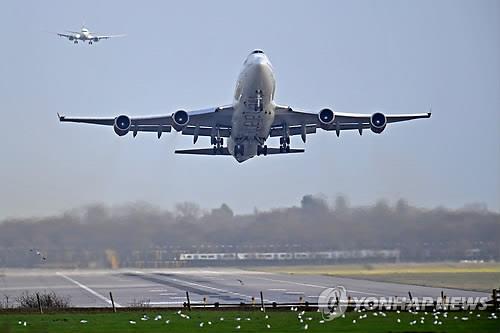 英, 개트윅공항 36시간 마비 부른 '드론' 용의자 2명 체포