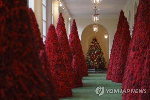 멜라니아의 이상한 트리, 크리스마스 앞두고 '히트'