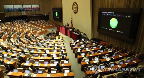 '직장 내 괴롭힘 금지' 법에 명시…"처벌보다는 자율적 규율"