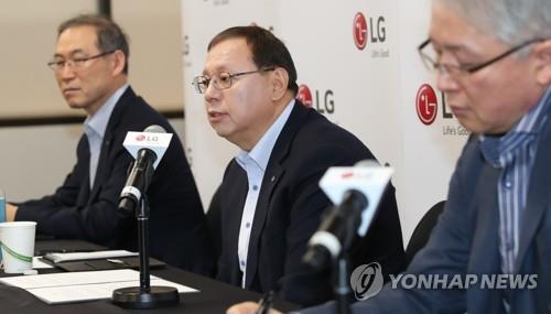 삼성·LG 임원들, CES 2019서 '마이크 경쟁'도 후끈
