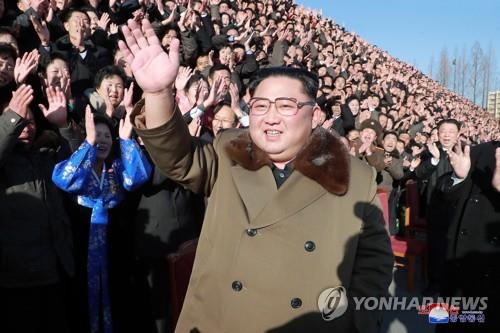 北김정은, 9년만에 열린 농업열성자회의 참석자들과 기념사진
