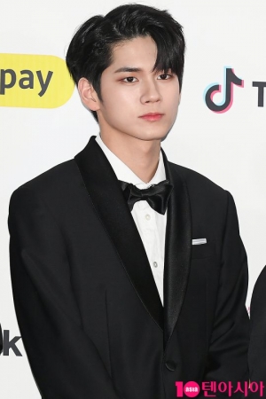 [TEN PHOTO] 워너원 옹성우 &#39;뱀파이어 같은 흡혈 매력&#39;