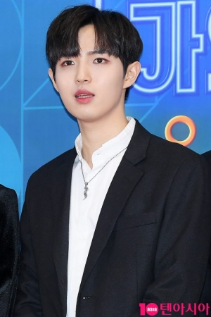 [TEN PHOTO] 워너원 김재환 &#39;워너블 환둥이 왔어요 소리 질러&#39;