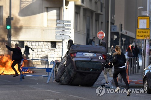 프랑스 '노란 조끼' 국면서 고교생들도 격렬시위…대거 연행돼