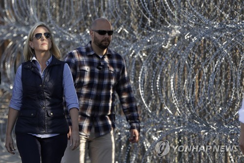 美국토안보장관 "소녀 사망 가슴아파…불법입국 위험성 보여줘"