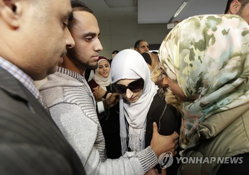 예멘 엄마의 '마지막 작별인사'…죽어가는 아들 품에 안고 눈물