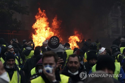 '노란 조끼'에 포위된 마크롱…통치스타일·직설화법 위기 자초