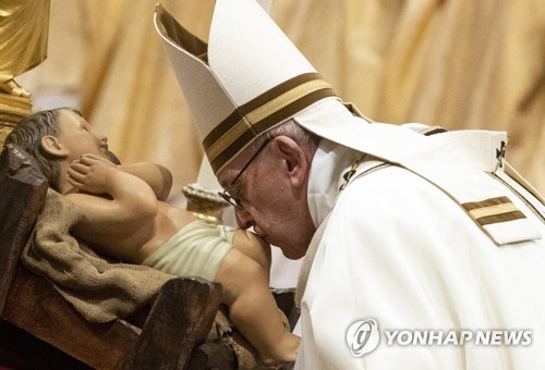 교황, 성탄전야 미사 집전…"물욕 버리고 소박한 삶 찾아야"