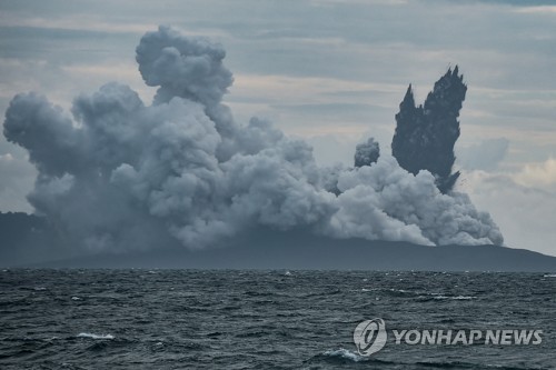 '쓰나미 초래' 인니 화산섬, 분화중단…추가재해 우려 완화