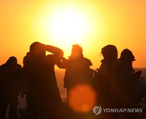 [날씨] 새해 첫날 맑고 쌀쌀…"해돋이 보려면 따뜻하게 입으세요"