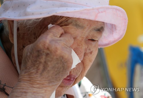 "위안부 피해 이옥선 할머니 사기 피해"…청와대 청원