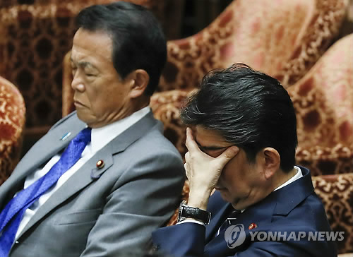 日 아베 내각 지지율 급락…논란법안 강행 처리에 민심 이반