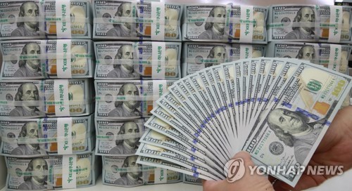 "달러 비싸지면 팔자"…외화예금, 달러약세에 1년만에 최대 증가