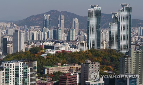홍남기 "부동산 보유세 비중 높여야…취득·양도세 인하는 신중"