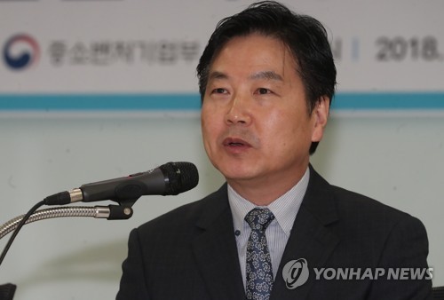 홍종학 "업계 부담 덜기 위해 최저임금 개선 등 모든 수단 활용"