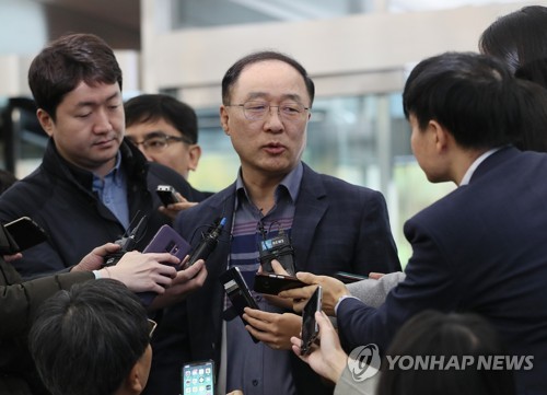 홍남기 "한국경제 성장세 약화…내년 경제 상황 녹록지 않을 것"