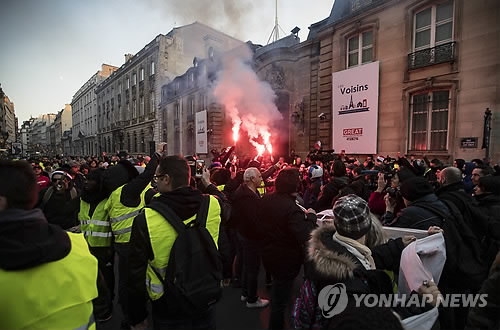 파리 에펠탑·미술관 등 폭력시위 우려에 줄줄이 문닫는다