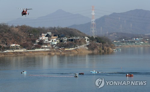 산림청 헬기 한강에 추락…1명 사망·2명 부상