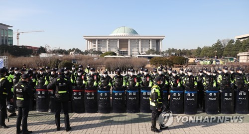 국회 앞 1만5000명 민중대회…"文정부 개혁 역주행 저지해야"