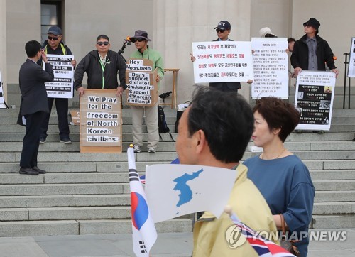 문대통령 뉴질랜드 일정에 "환영"·"金답방 반대" 교민 나란히