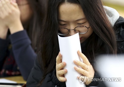 수능 성적표 배부에 안도·한숨…희비 엇갈린 고3 교실