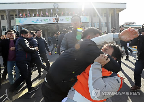 "제주도민 배신 영리병원 선택" 국내 첫 허가에 반발 거세