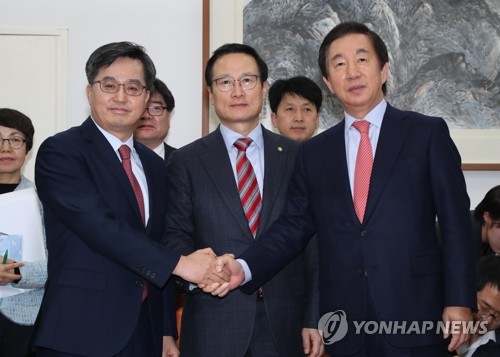피말린 '15일 예산 대전'…선거제 개혁 요구하는 '야3당 패싱'