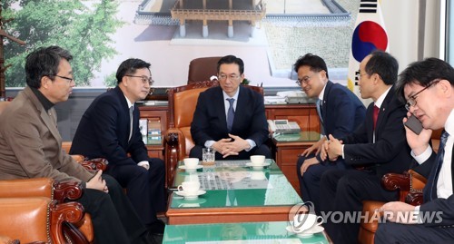 국회 기재위, 야 3당 반발 속 세법개정안 밤새 '속사포' 처리