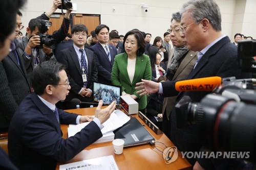 국회 기재위, 야 3당 반발 속 세법개정안 밤새 '속사포' 처리