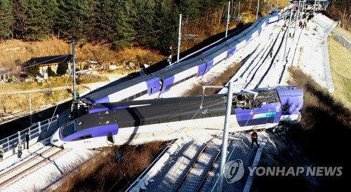 출발 5분 만에 '드르륵 쿵'…1·2호열차 90도 꺾여 승객 '비명'