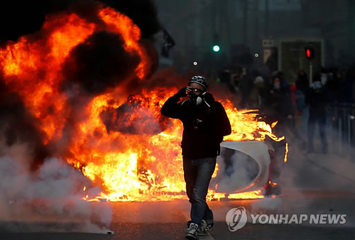 모든 시선은 마크롱에게…금주 대국민 메시지가 정국향방 가른다