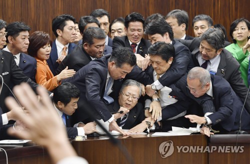 아베 지지율 2.2%P 하락…"외국노동자 확대법안 강행 여파"